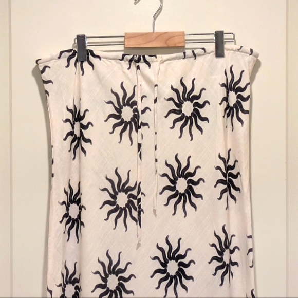 3/$30 EUC H&M M Linen Blend Off White Boho Maxi Skirt with Painted Sun Print - Picture 4 of 7